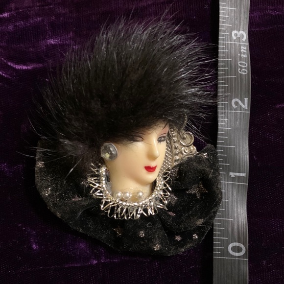 Vintage Fancy Lady Brooch - Picture 4 of 12